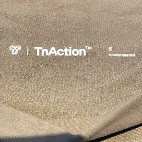 ARITZIA biker shorts like new - Picture 3 of 3